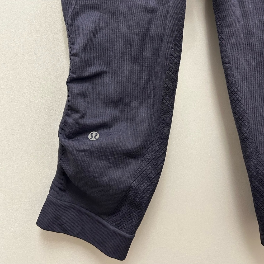 Lululemon “ In The Flow Crop “ size 4 - Picture 4 of 5